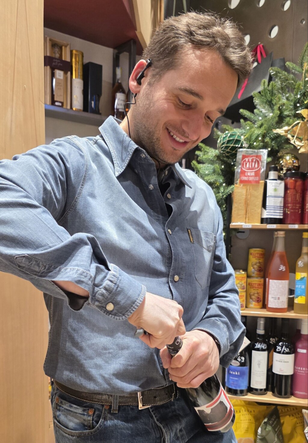 Marco at Vinomio opening up the bottle for me Please The Palate Wine of the Week: Cascina Val Liberata 2021 Cenerina Slarina, Monferrato